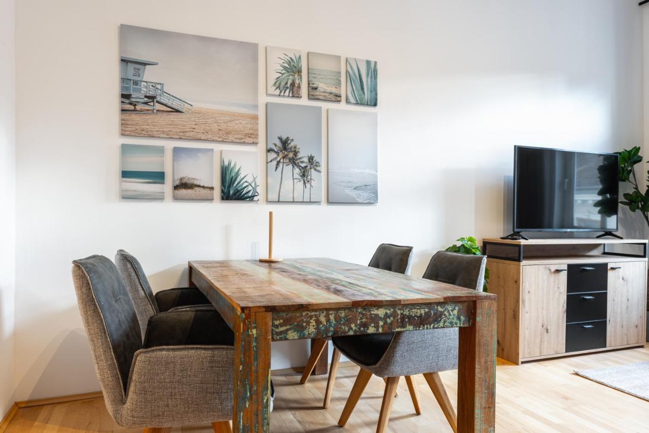 Apartment Cozy Steps Away From Subway Station *