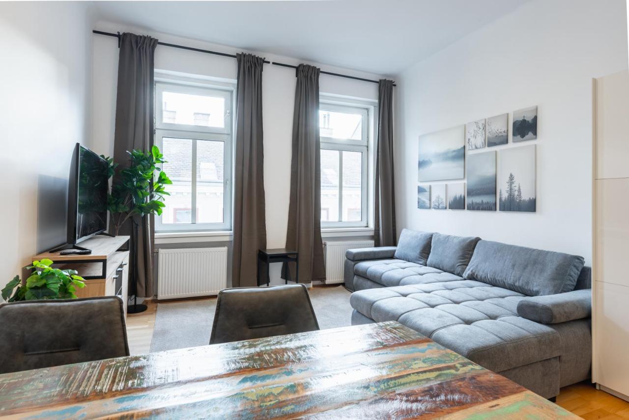 Cozy Steps Away From Subway Station *