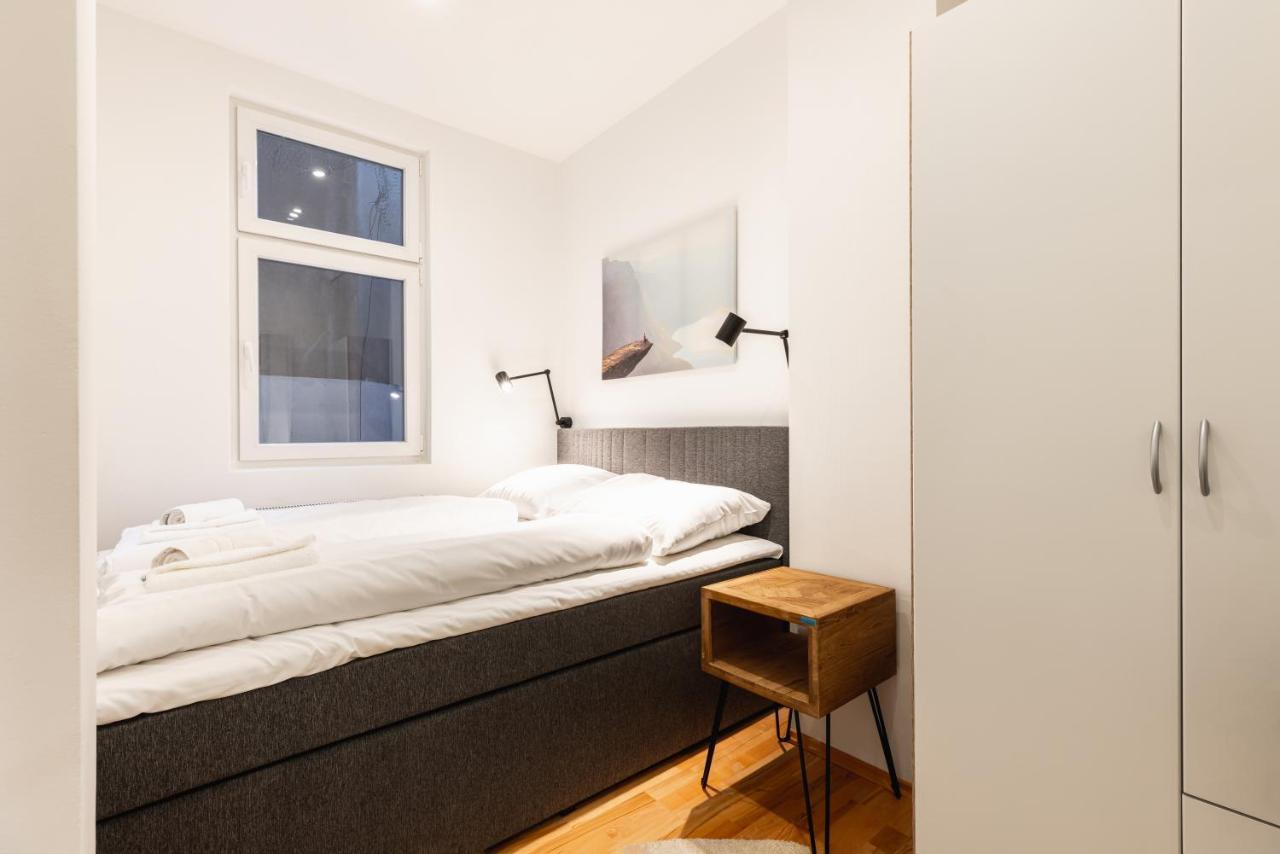 Apartment Cozy Steps Away From Subway Station