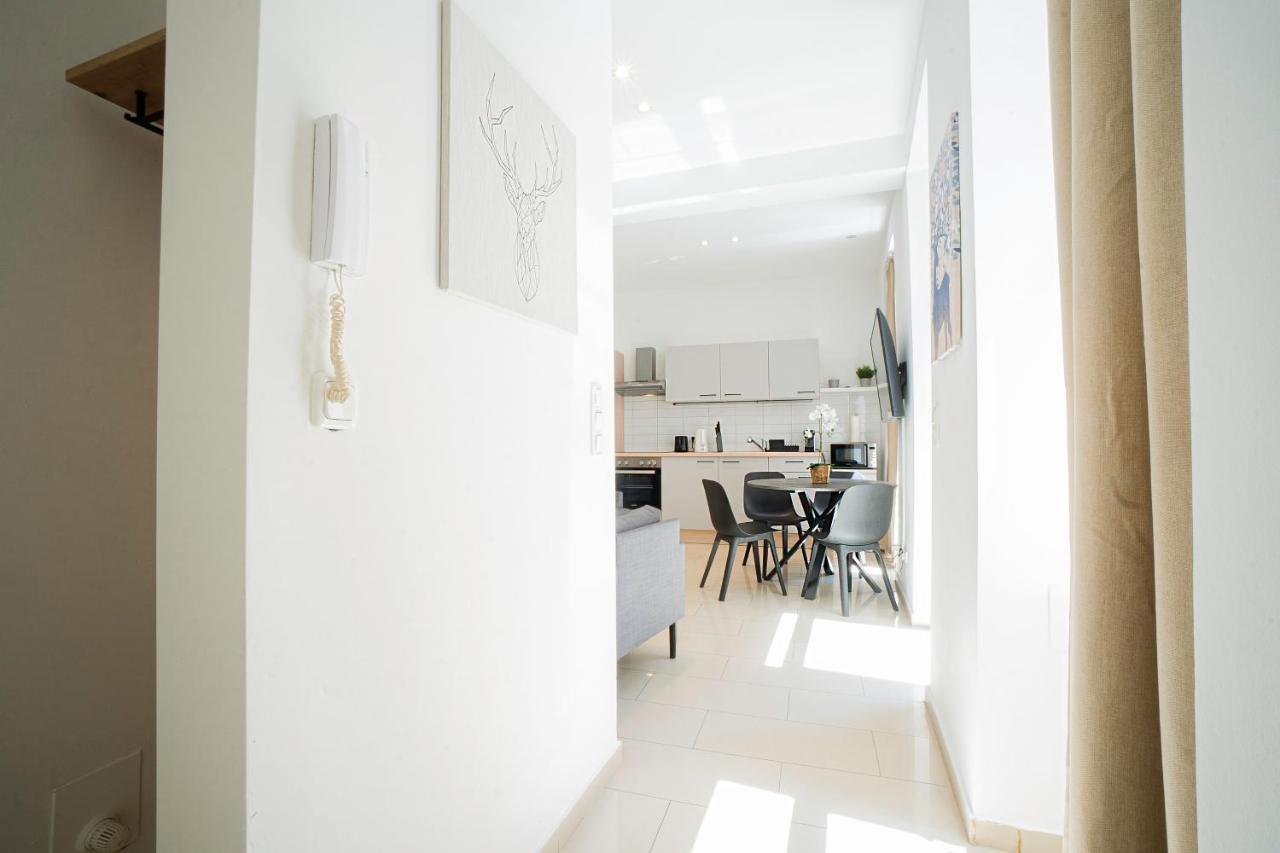Chic Newly-renovated Steps From Subway In Vienna's Hernals District Apartment *