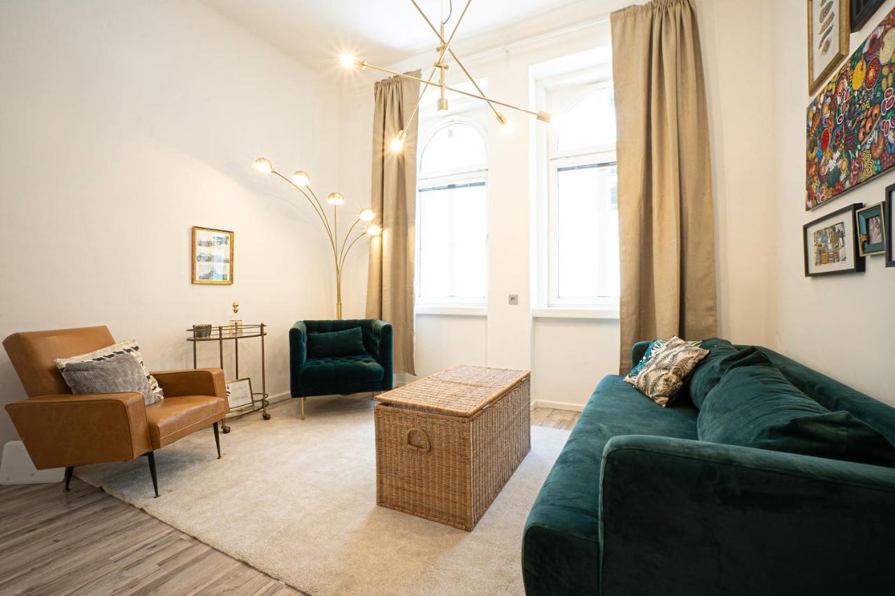 2-room On The First Floor With Designer Renovation. Exit To The Courtyard. 15 Minutes To Schloss Schoenbrunn *