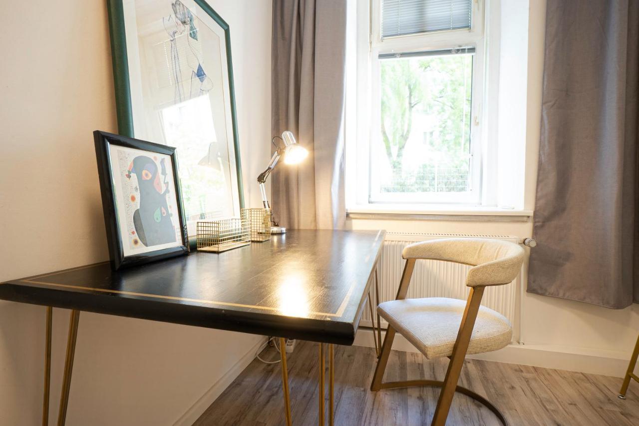 Apartment 2-room On The First Floor With Designer Renovation. Exit To The Courtyard. 15 Minutes To Schloss Schoenbrunn Wien