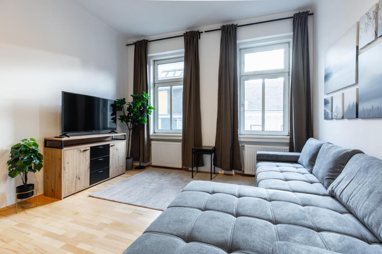 Apartment Cozy Steps Away From Subway Station *