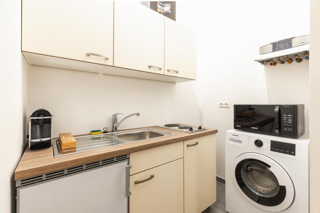 Cozy Steps Away From Subway Station Apartment *