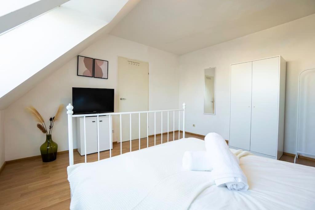 Stylish 2 Floor Penthouse • 15 Min To Center *
