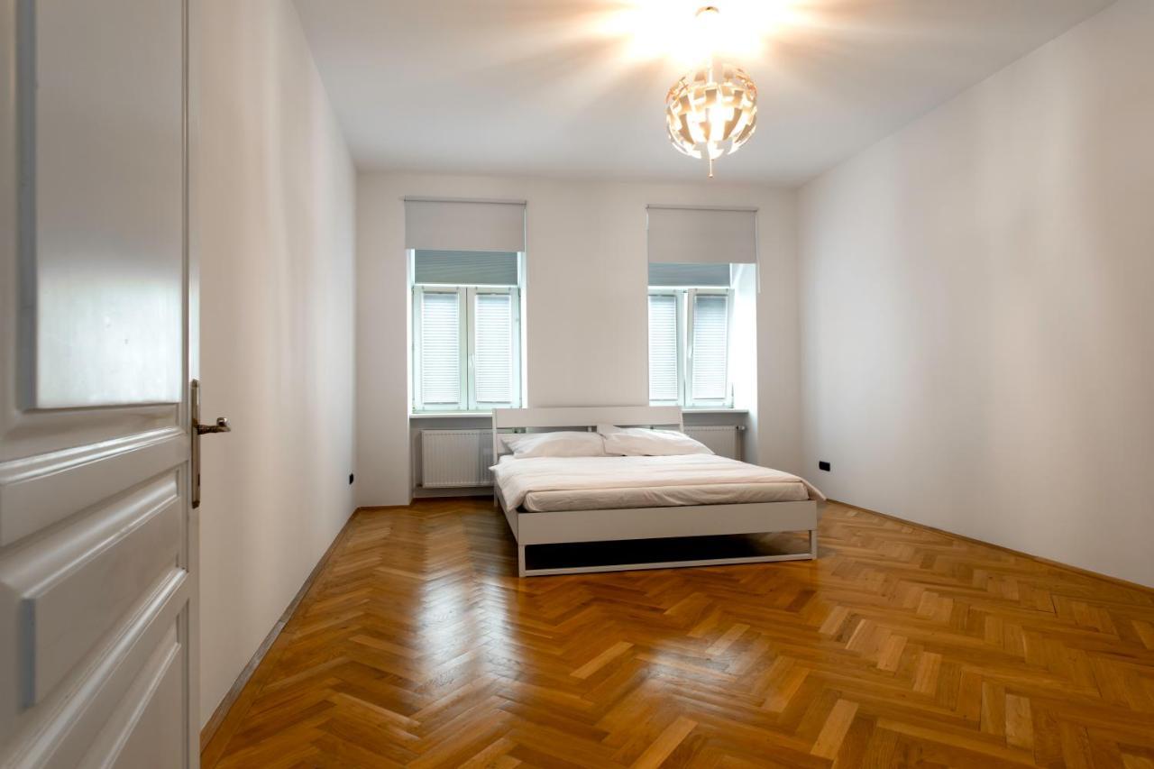 3-bedroom In Apartment *