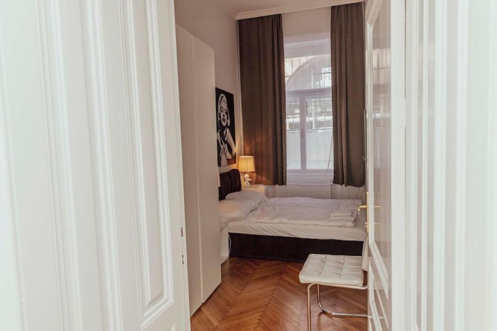 Apartment Modern Stylish Comfortable 2 Bedroom *