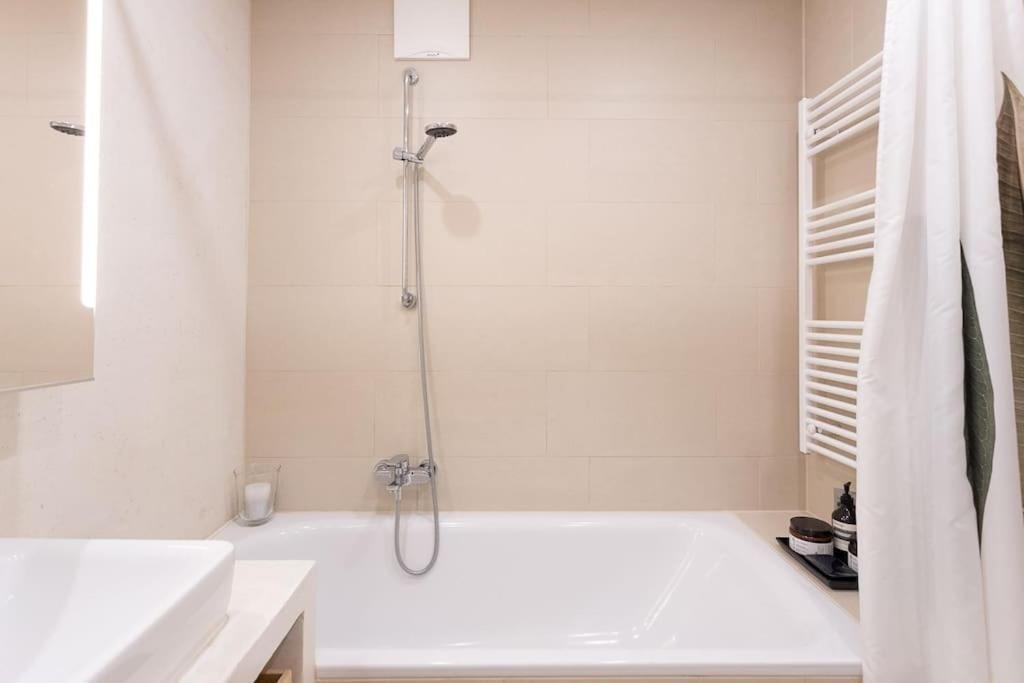 Dream - And Quiet With Ac And Free Parking Garage Apartment *