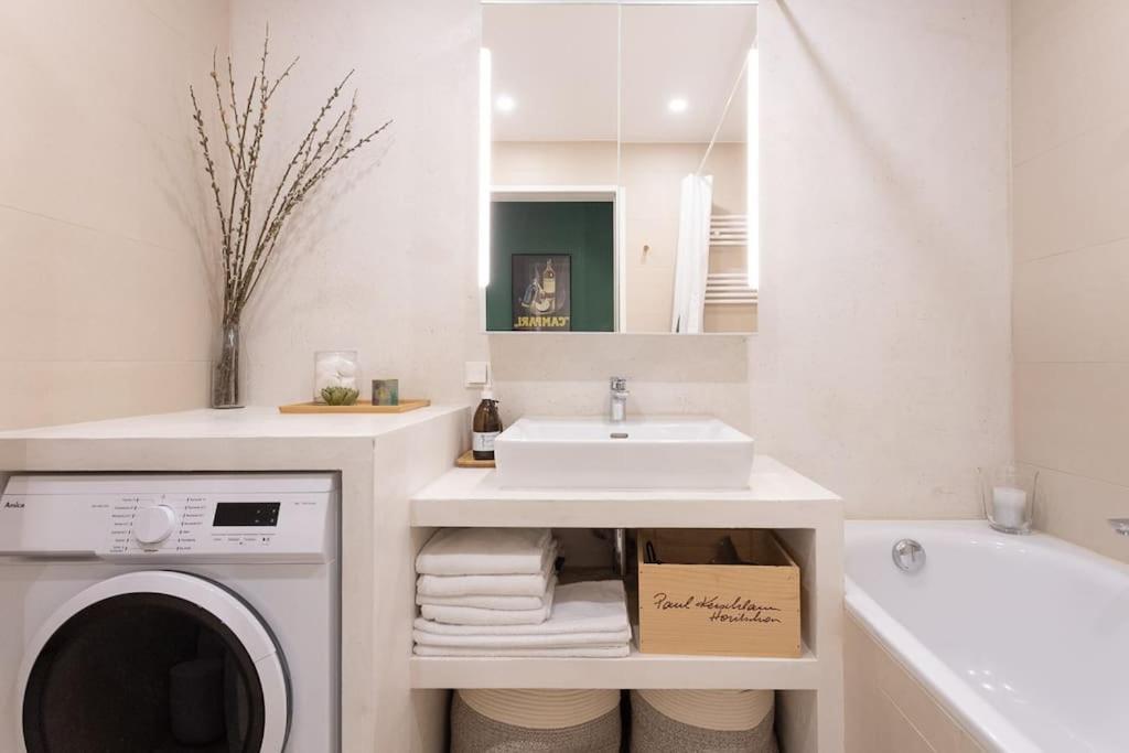 Dream - And Quiet With Ac And Free Parking Garage Apartment