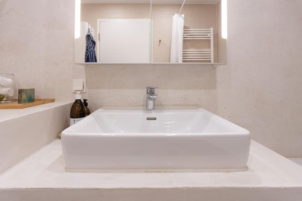 Dream - And Quiet With Ac And Free Parking Garage Apartment *
