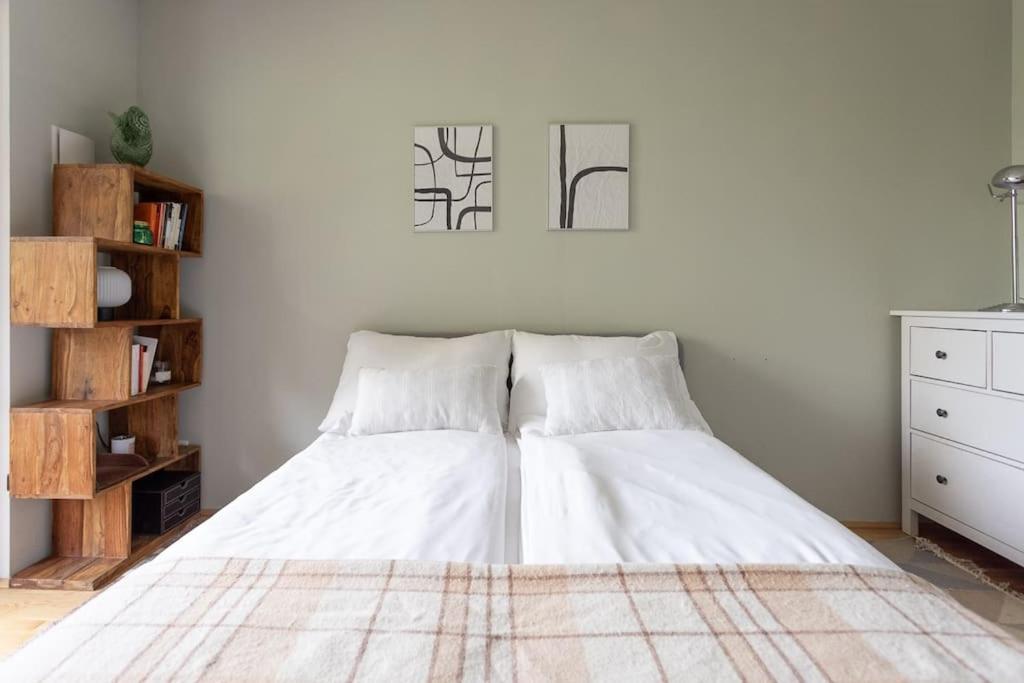 Dream - And Quiet With Ac And Free Parking Garage Apartment *