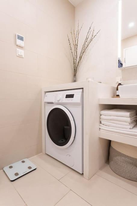 Apartment Dream - And Quiet With Ac And Free Parking Garage *