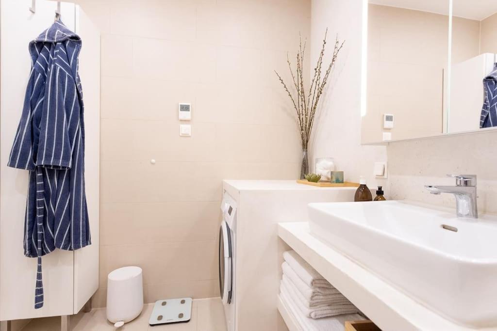 Apartment Dream - And Quiet With Ac And Free Parking Garage *