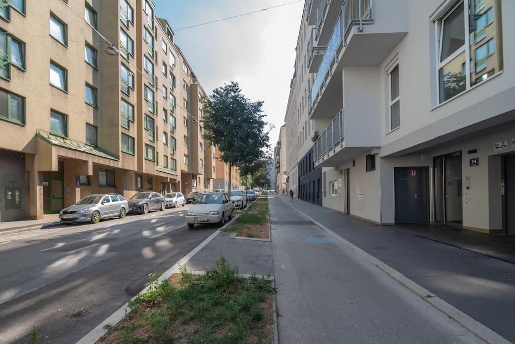 Apartment Grosse Terrasse, Klimaanlage Und U-bahn Naehe
