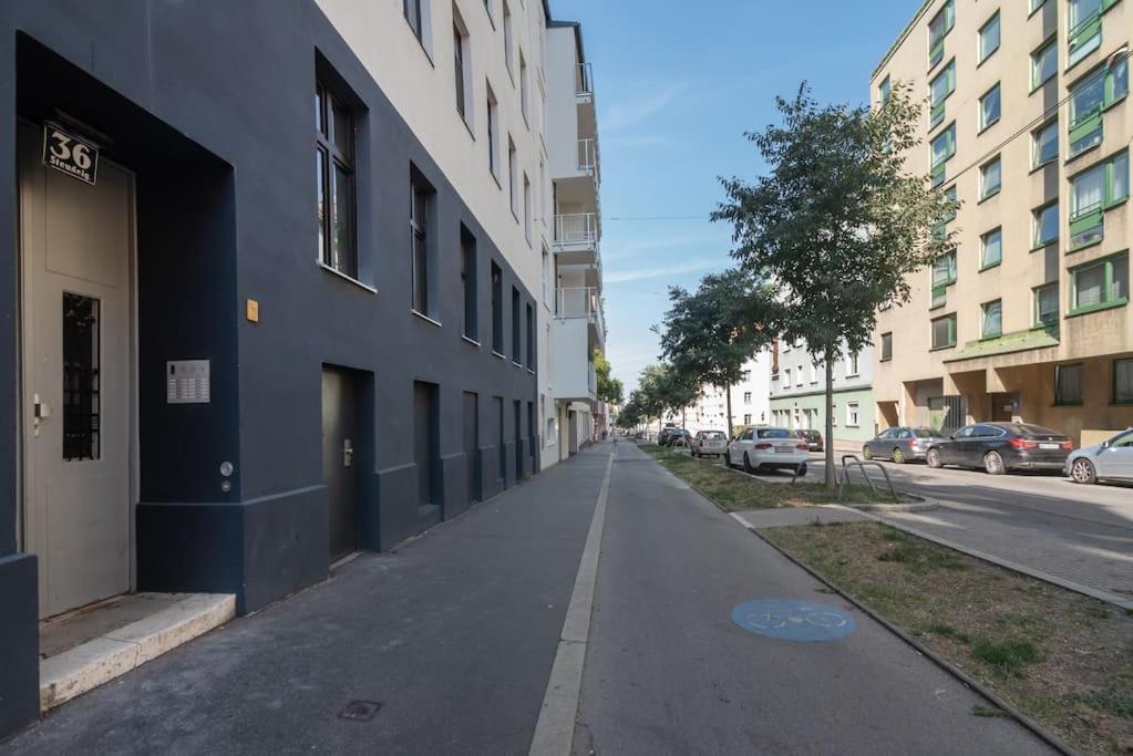 Grosse Terrasse, Klimaanlage Und U-bahn Naehe Apartment *