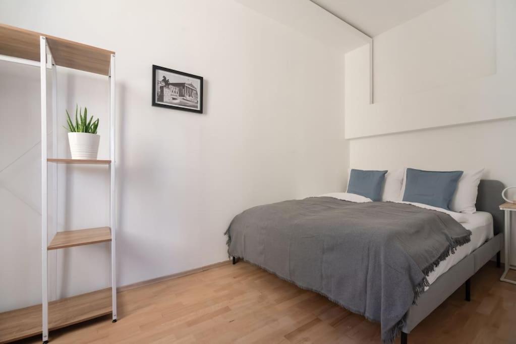 Grosse Terrasse, Klimaanlage Und U-bahn Naehe Apartment