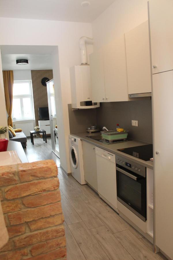 Apartment Adonis *