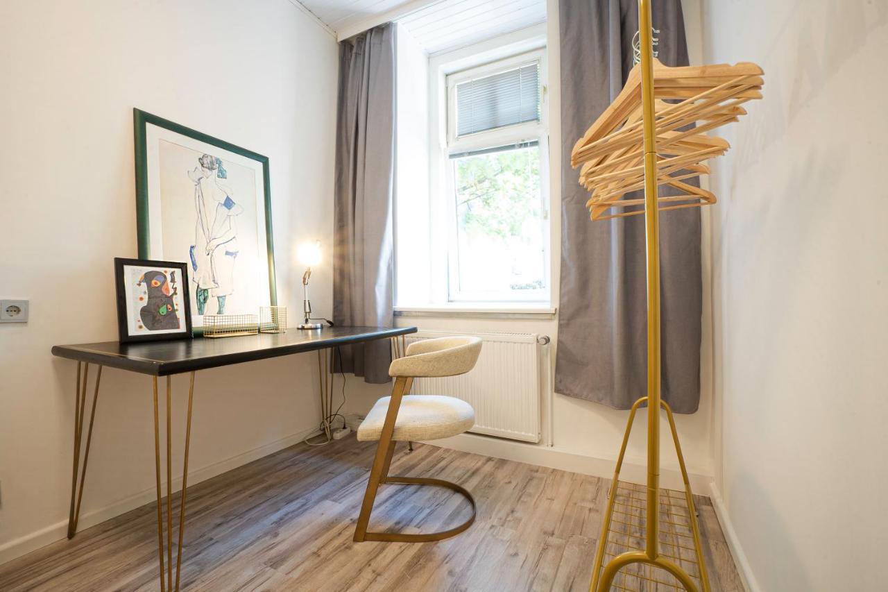 Apartment 2-room On The First Floor With Designer Renovation. Exit To The Courtyard. 15 Minutes To Schloss Schoenbrunn Wien