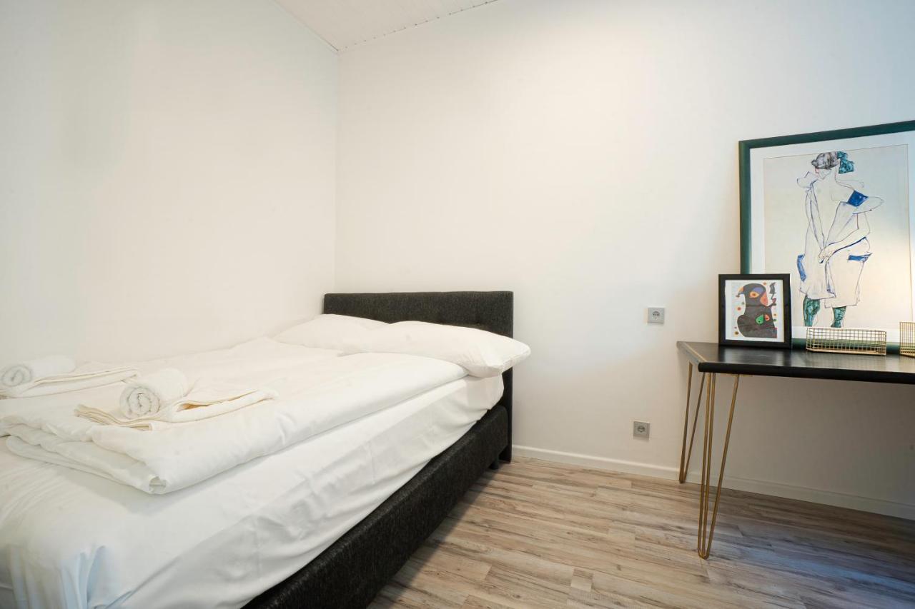 2-room On The First Floor With Designer Renovation. Exit To The Courtyard. 15 Minutes To Schloss Schoenbrunn