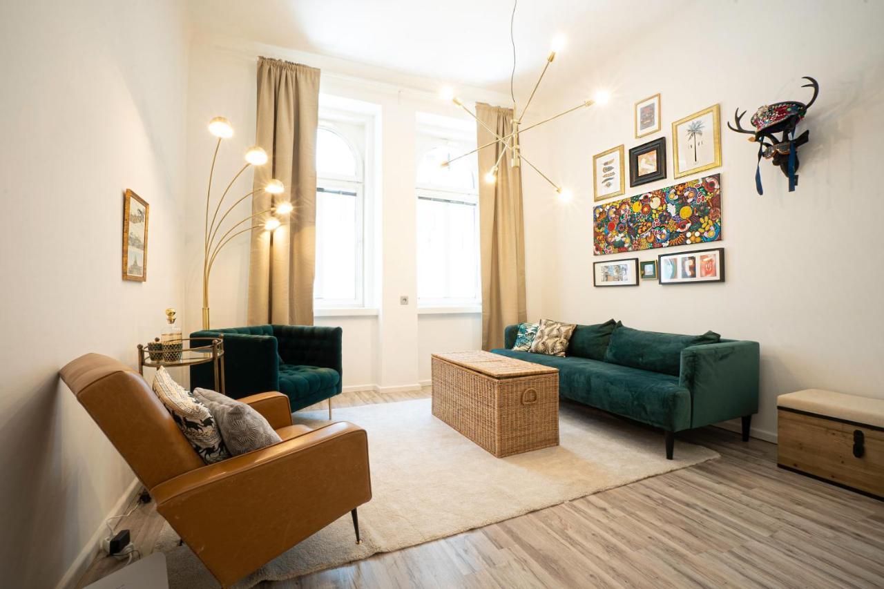 2-room On The First Floor With Designer Renovation. Exit To The Courtyard. 15 Minutes To Schloss Schoenbrunn *