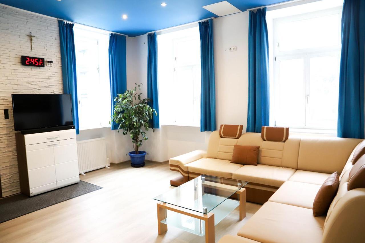 «go West» Guest Hostel *