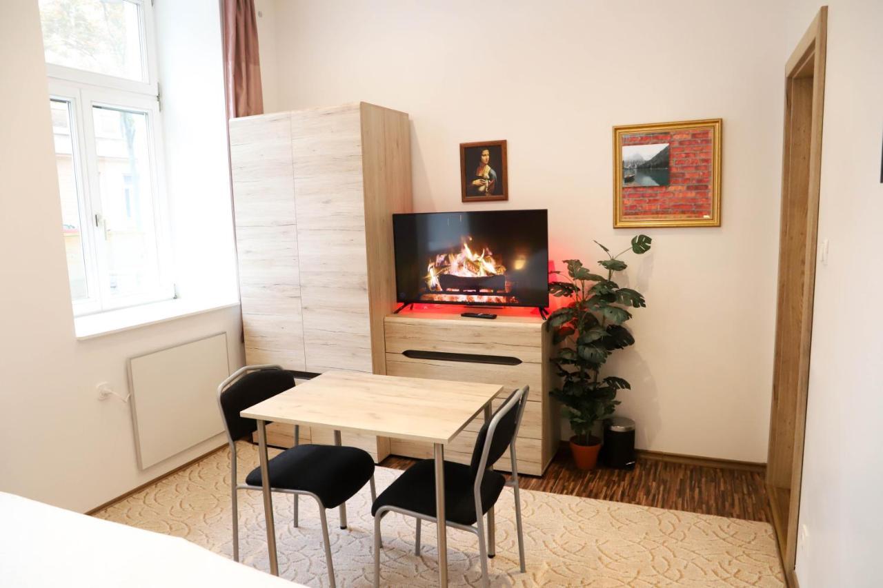 «go West» Guest Hostel