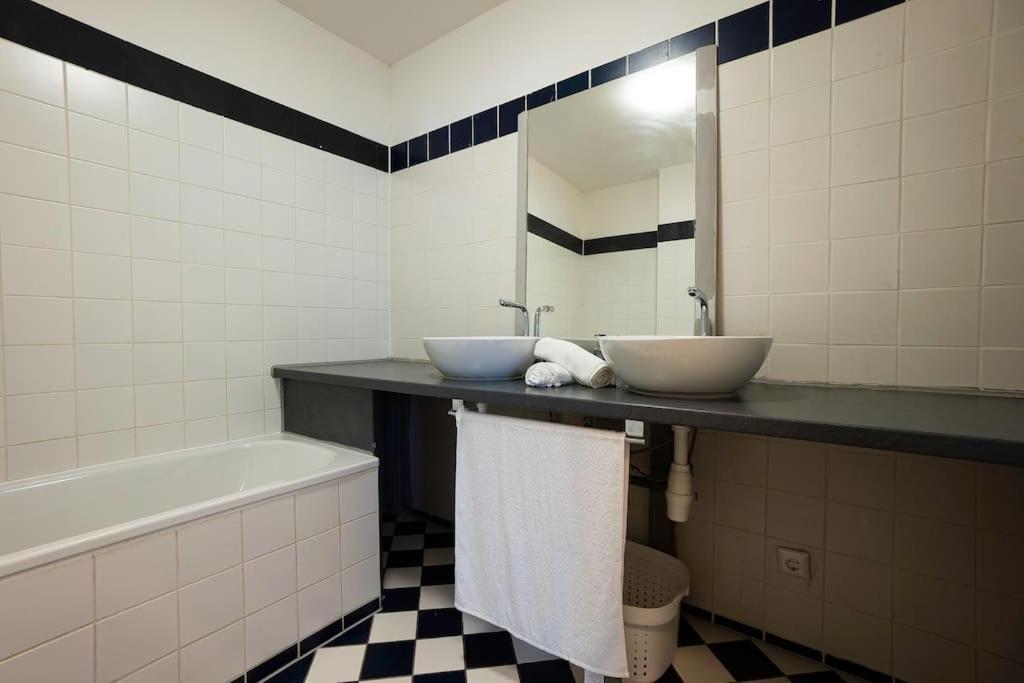 Stylish 2 Floor Penthouse • 15 Min To Center *