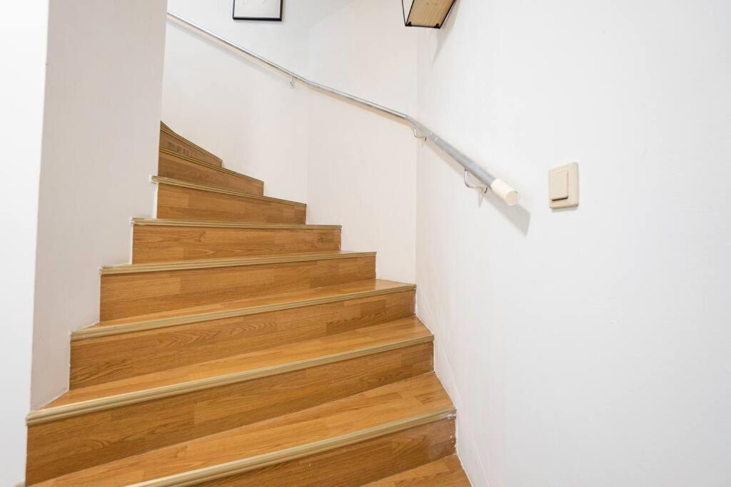 Stylish 2 Floor Penthouse • 15 Min To Center *