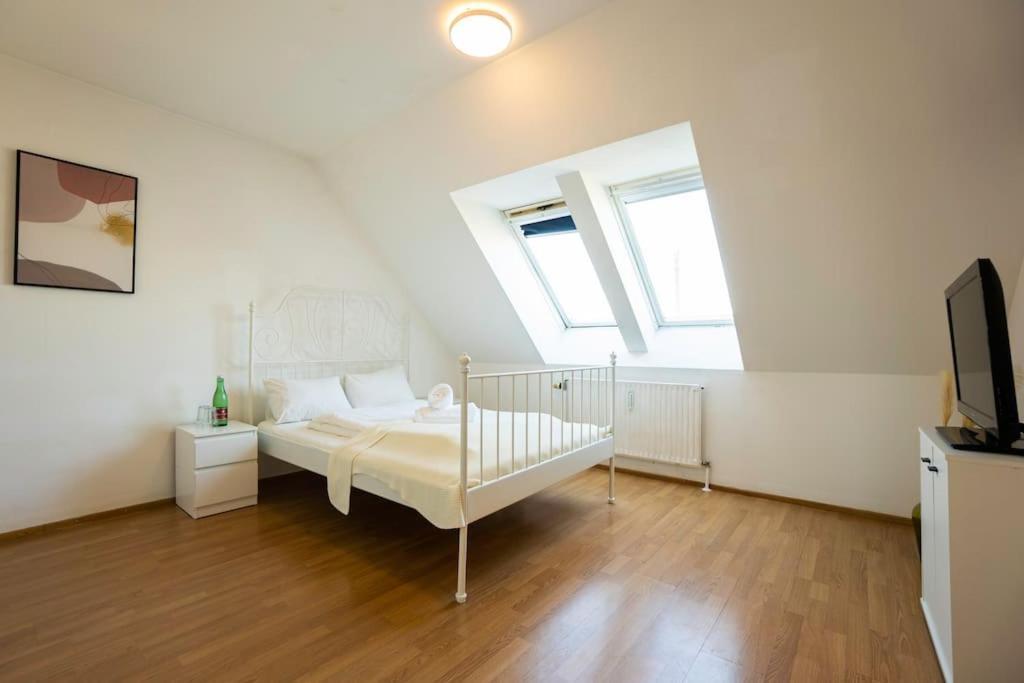 Stylish 2 Floor Penthouse • 15 Min To Center *