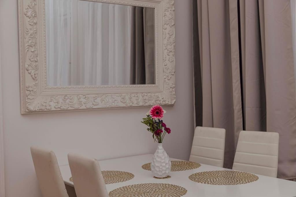 Modern Stylish Comfortable 2 Bedroom Vienna