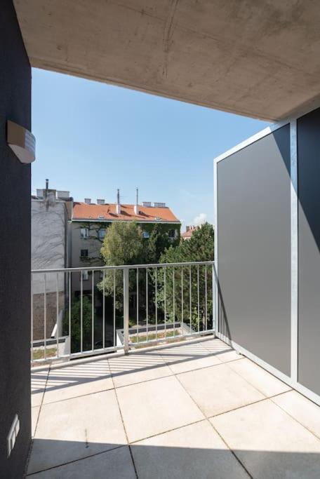 Neu Und Hell In Zentraler Ruhelage Mit Parkplatz