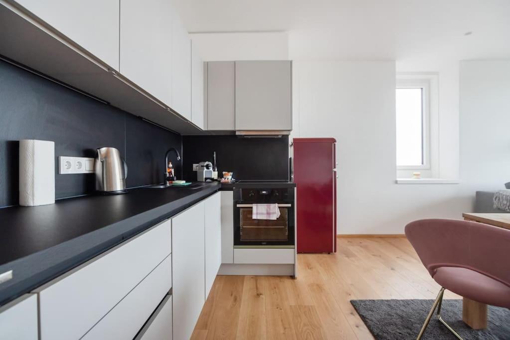 Hoch Hinaus, Neu Und Stilvoll Mit Pool Am Dach Apartment