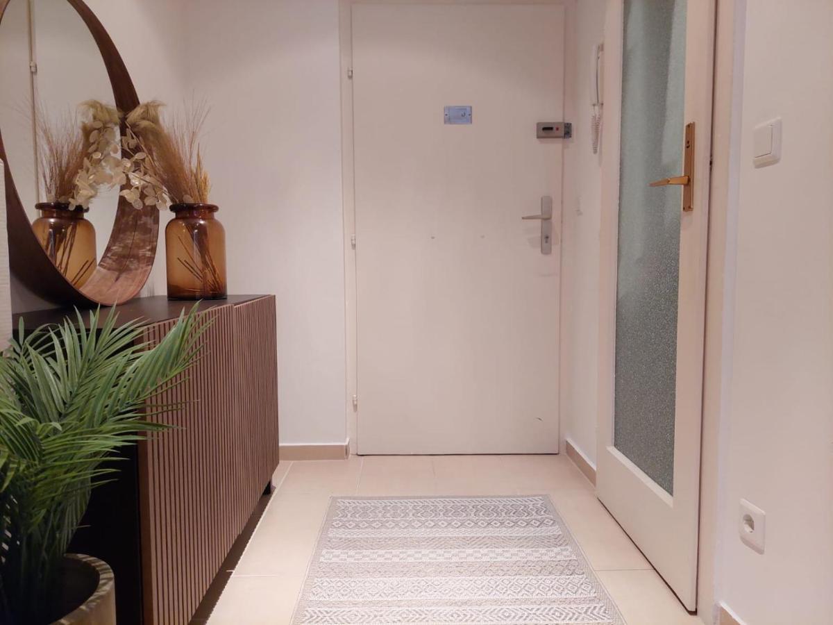 Balcony Apartment, 5 Min Walk To First District Appartamento