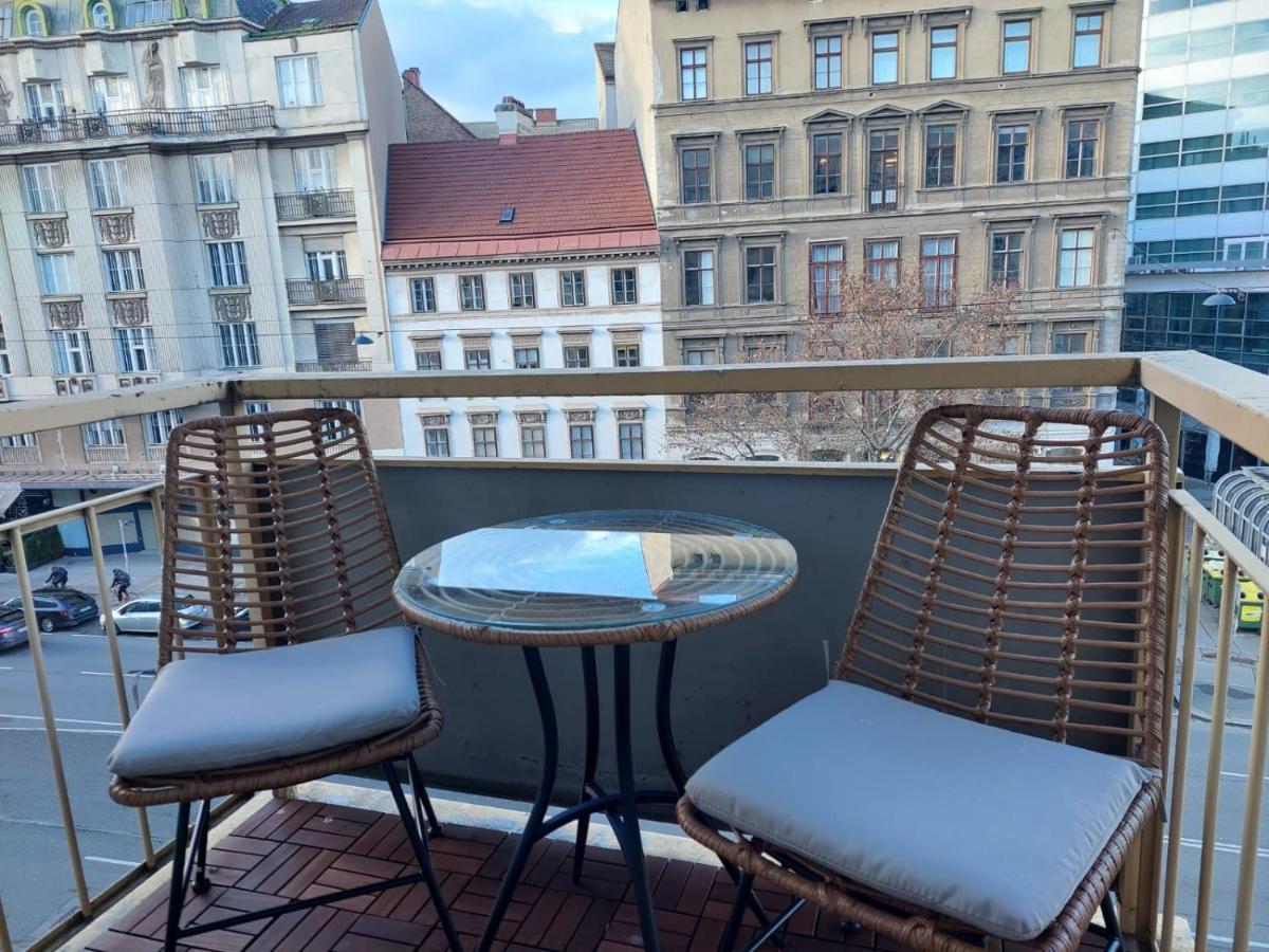 Balcony Apartment, 5 Min Walk To First District Appartamento