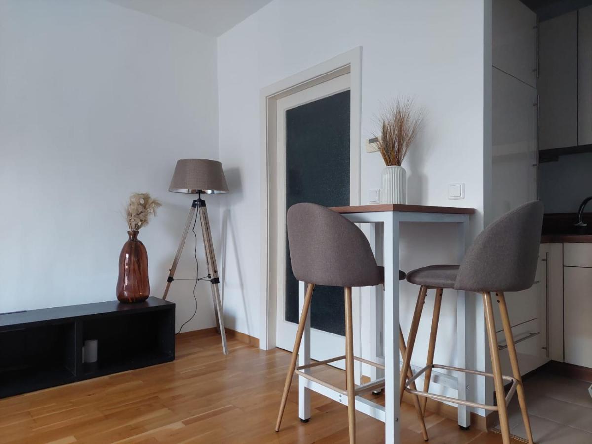 Balcony Apartment, 5 Min Walk To First District Apartamento