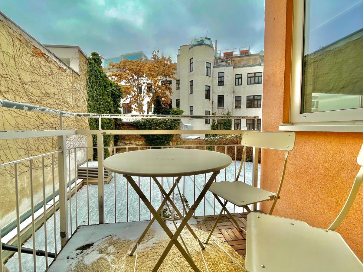 Apartment Premium With Balcony In Classy Area *