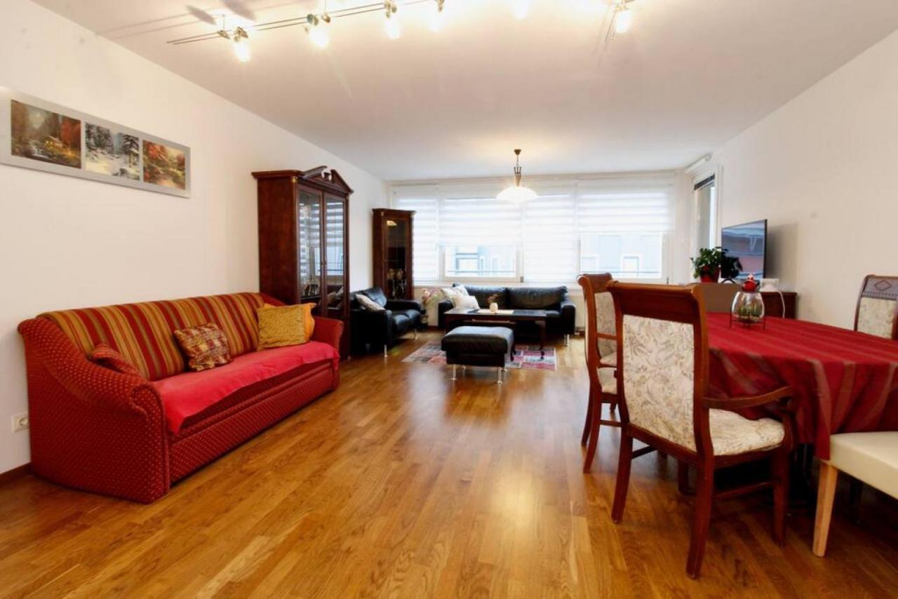 Grosse Balkonwohnung Bei Uno City Apartment *