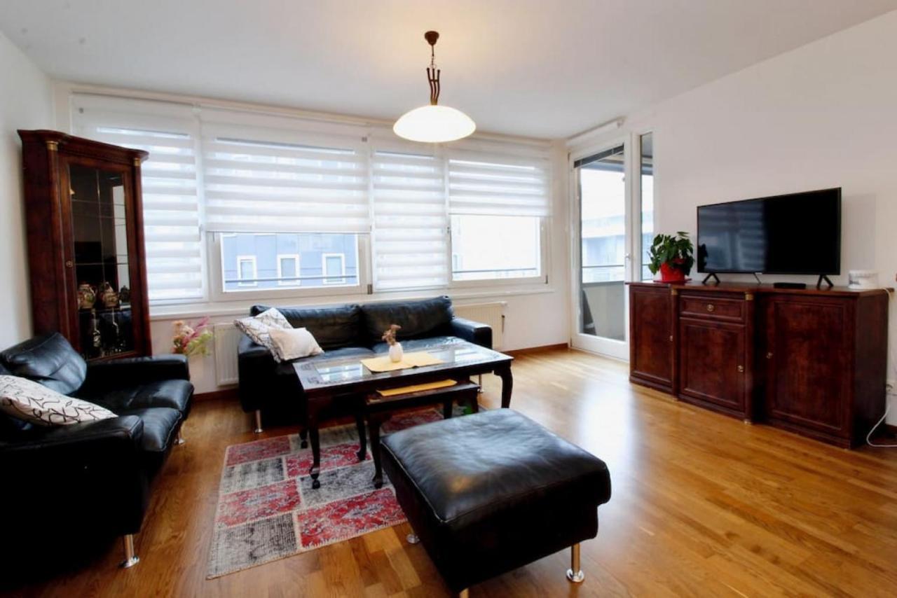 Grosse Balkonwohnung Bei Uno City *