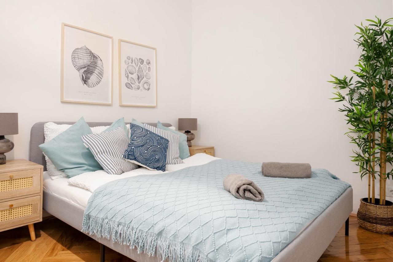 Central, 5 Min Walk To U4 Friedensbruecke Apartment *