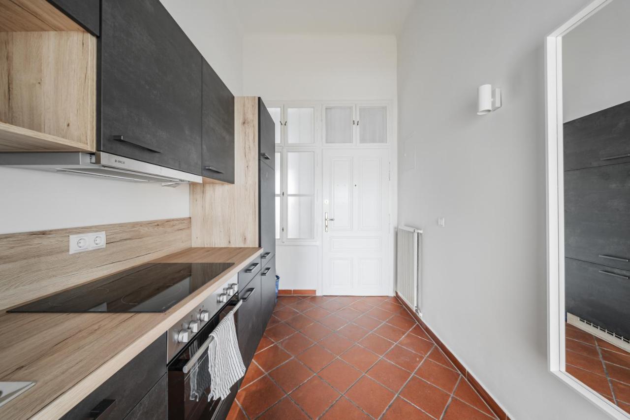 Stylisch In Vienna's 18th District Apartment