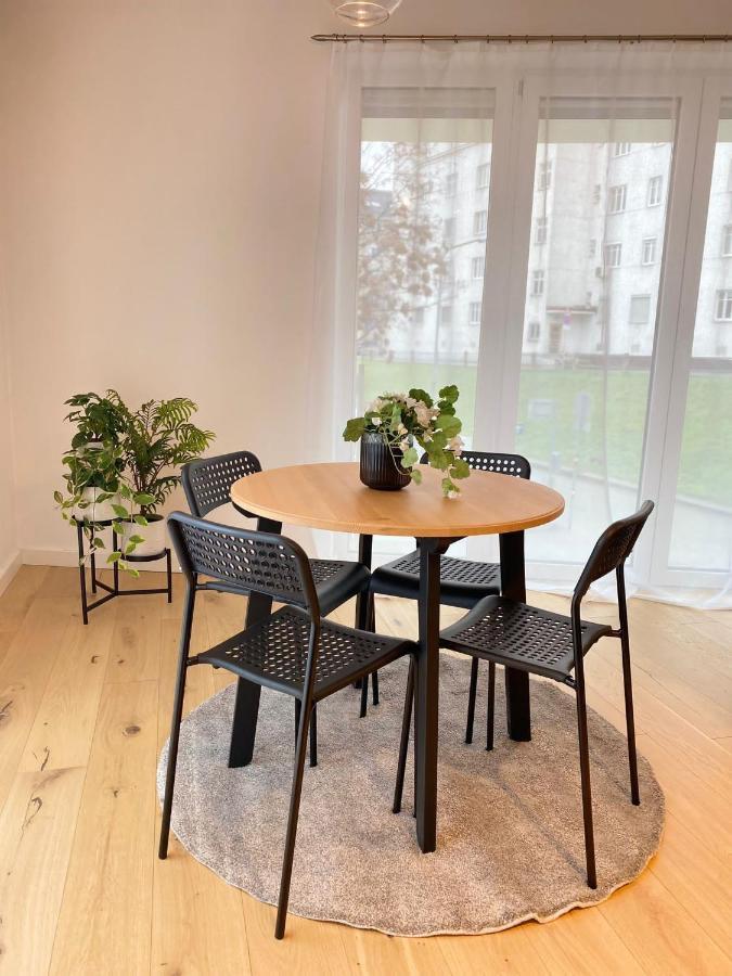 Apartment 2-room 150m To Metro