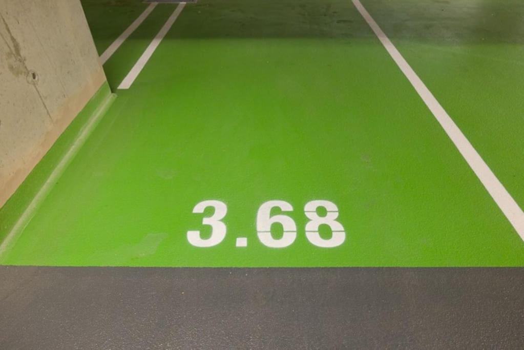 Apartment Premium With Balcony! Free Garage Parking Included! *