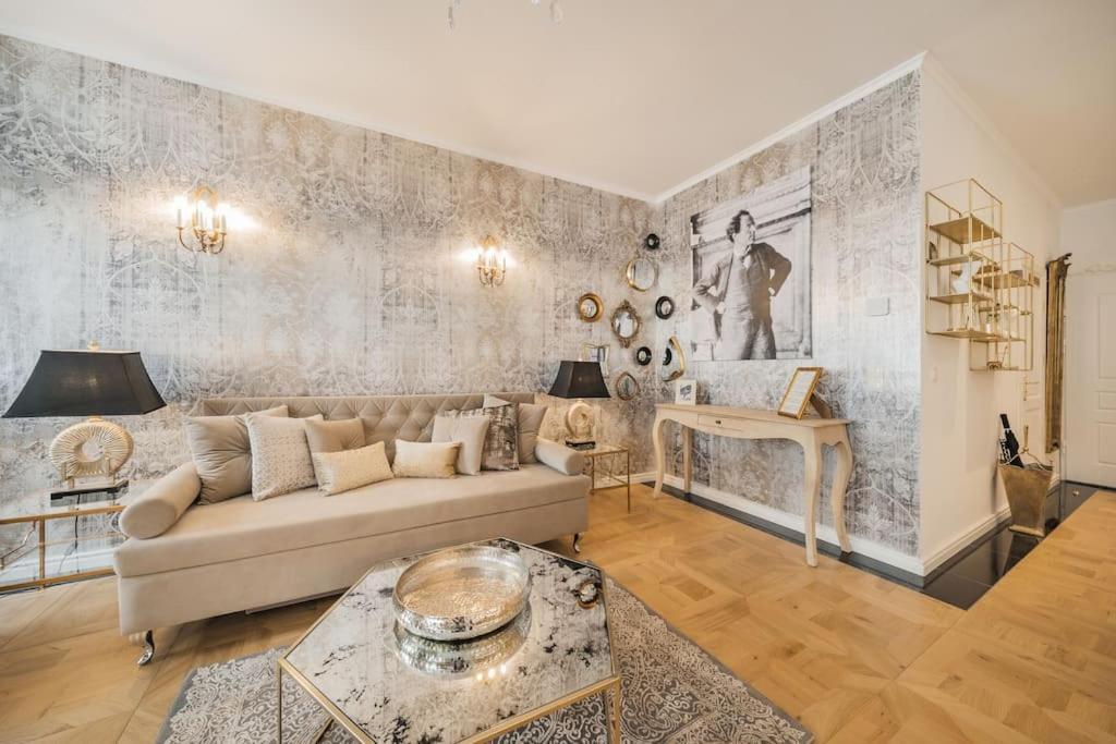 Vivid City Gem - A Reminiscence Of Gustav Mahler Apartment *