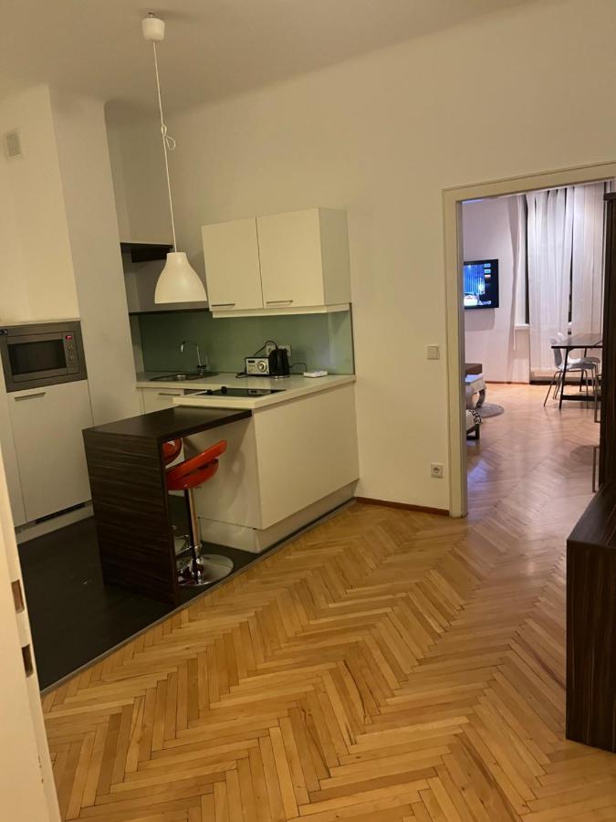 Default 1010 Apartment *