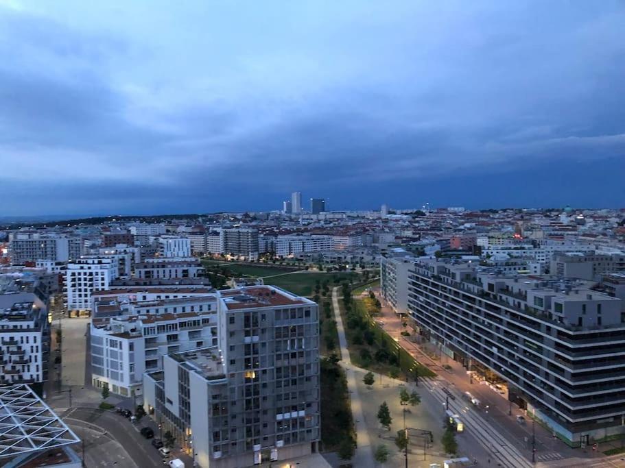 Stunning View Over In City Center Apartment *