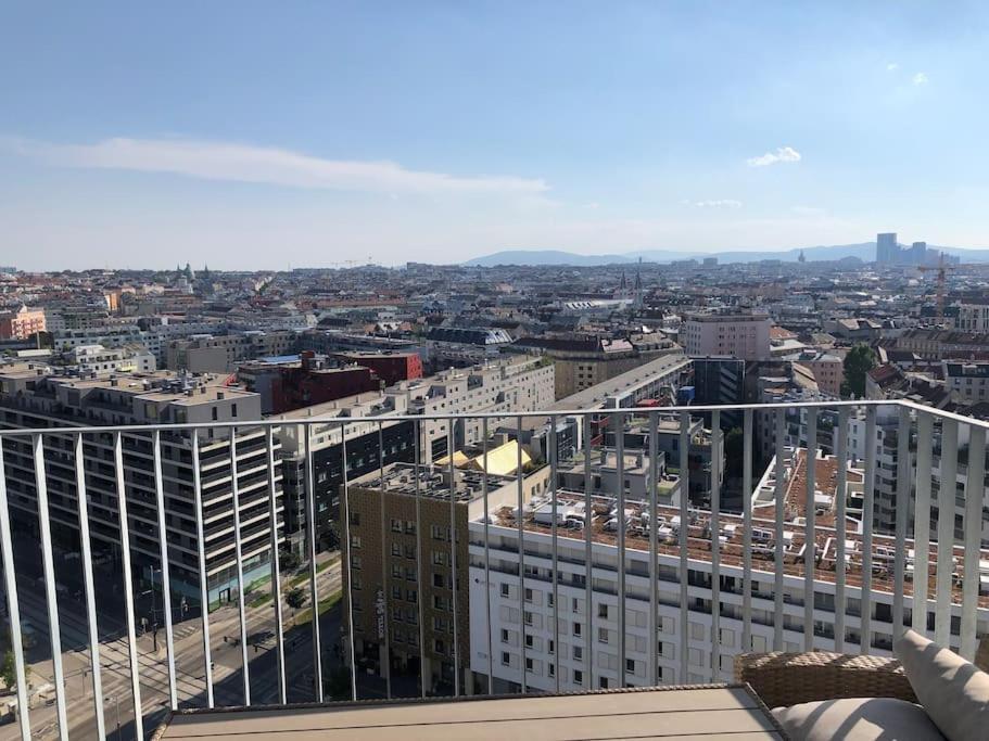 Stunning View Over In City Center Apartment