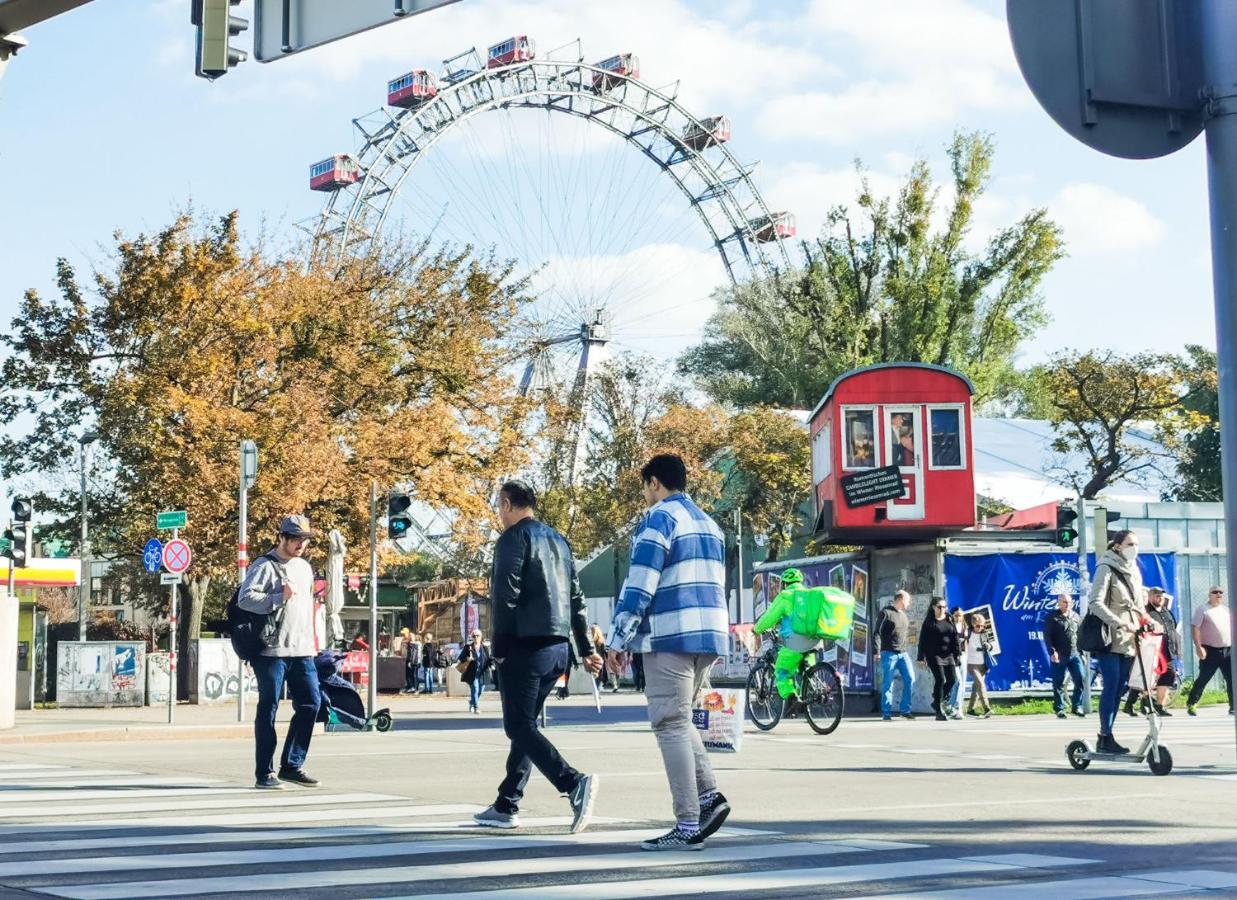 The White - Great Ferris Wheel Apartment *