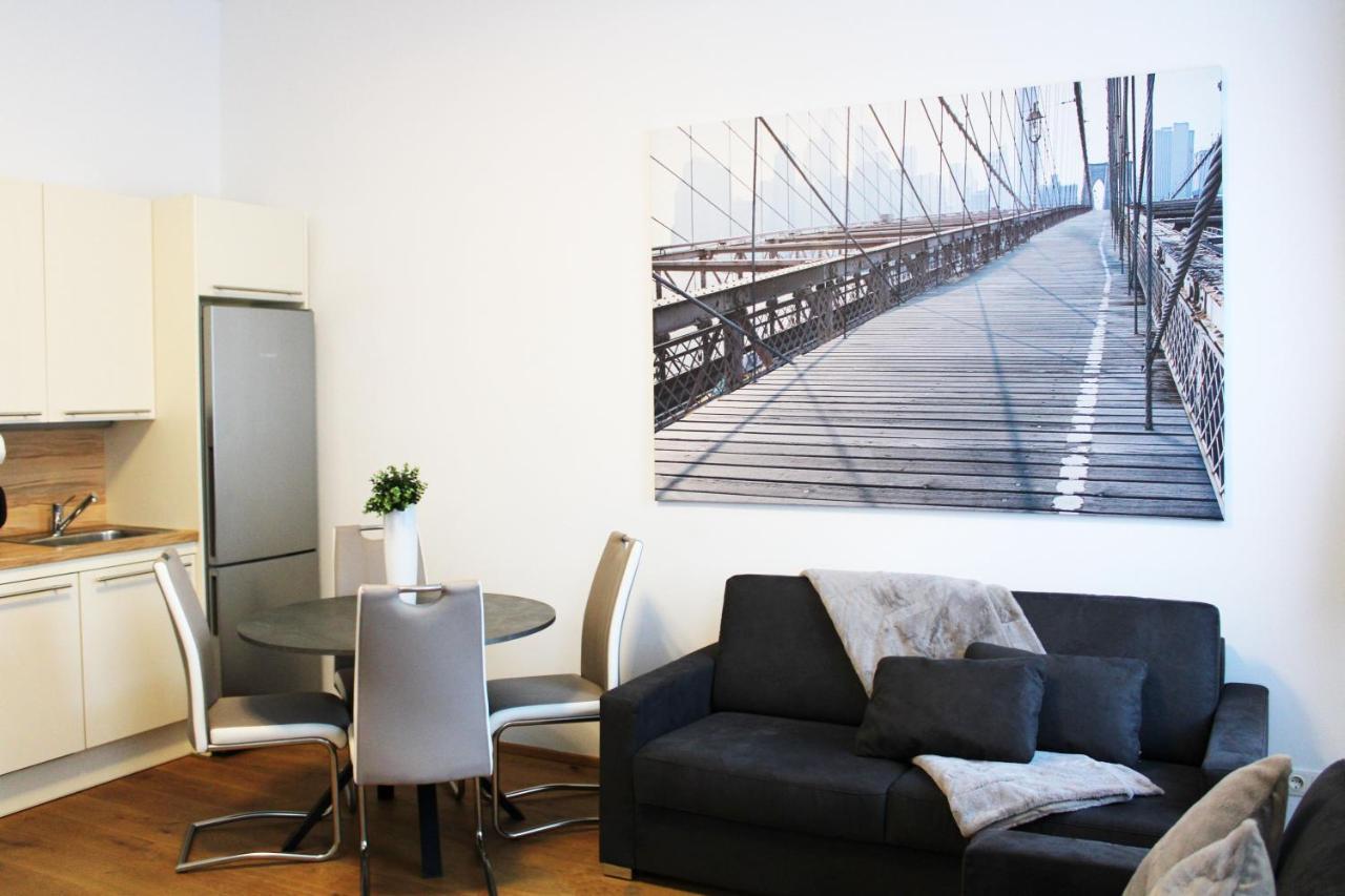 Goldberger 1020 Apartment