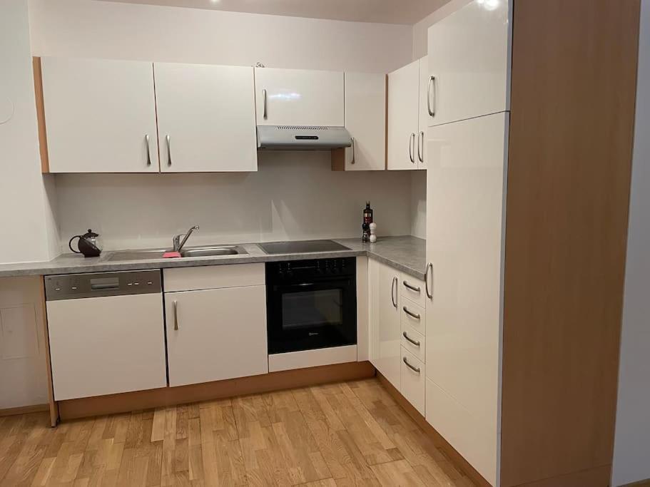 Modern And Comfortable Next To Mainstation Apartment *