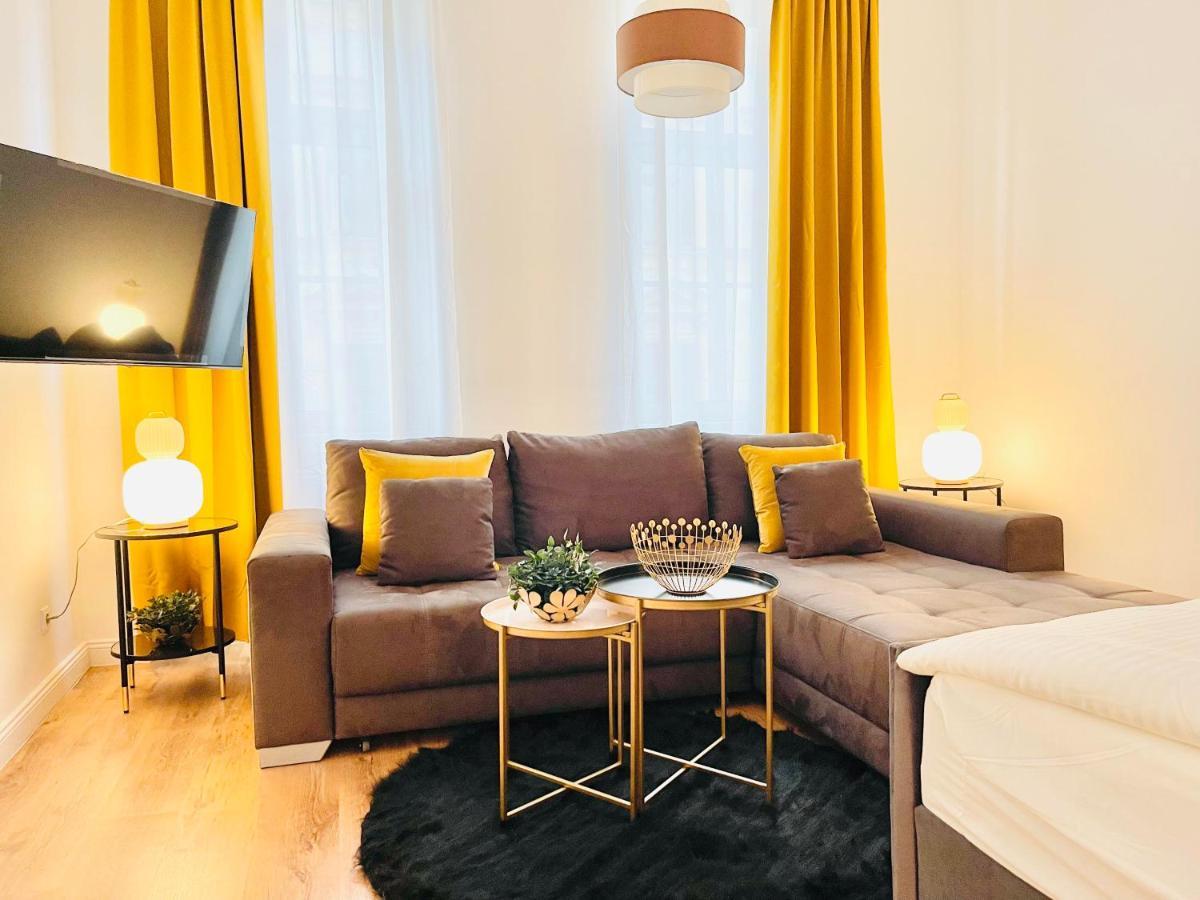 Maximilian Apartment *